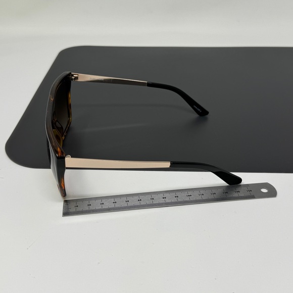 Desi x Quay OTL l l oversized sunglasses excellent - Picture 9 of 12